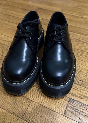 Шкіряні чорні туфлі на високій платформі dr. martens 1461 quad