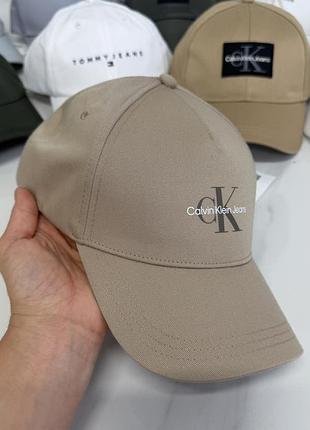 Кепка оринінал calvin klein jeans , на флісі колір беж пастельний , великий вибір кепок