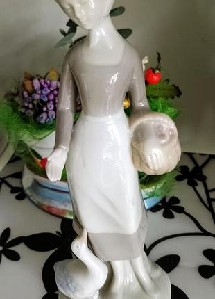 Винтаж фарфоровая статуэтка, 19 см высота