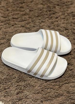 Оригінальні шльопанці adidas 35/36 розмір б/в