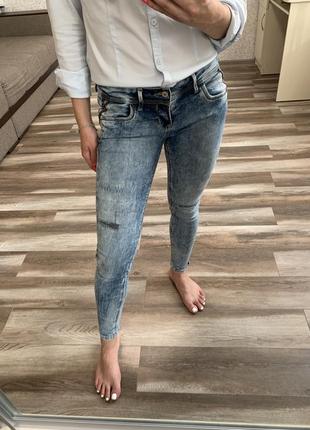 Женские джинсы