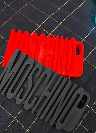 Это чехлы для телефонов iphone от известного итальянского дома моды moschino.


 такие модели выпускались для iphone 5/5s и iphone 6/6s.