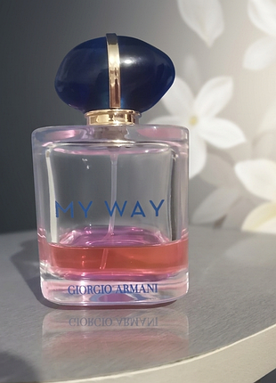 Giorgio armani my way - женская парфюмированная вода во флаконе с темно-синим круглым колпачком.
