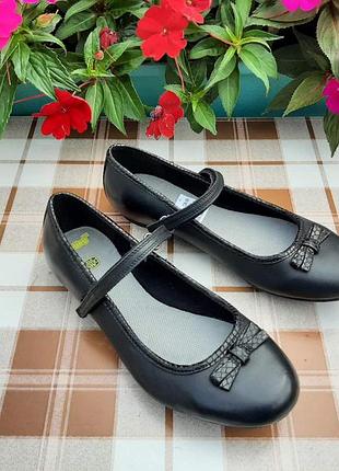 Р. 37.5, 38 clarks шкіряні дівочі туфлі оригінал
