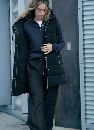 Утеплена жіноча жилетка з каптуром від zara