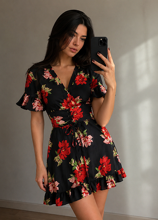 Чорна міні-сукня від prettylittlething із червоним квітковим принтом та корсетною шнурівкою, розмір xs