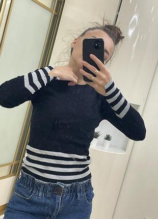 Свите свищет водолазка