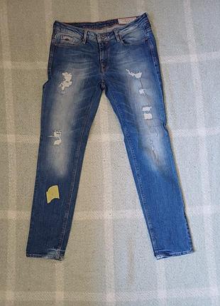 Молодежные рваные джинсы edc by esprit с потертостями (размер s – m / w27-w28)