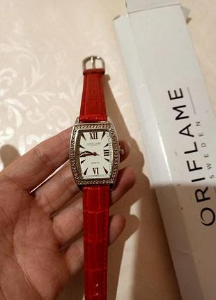 Червоний годинник від oriflame