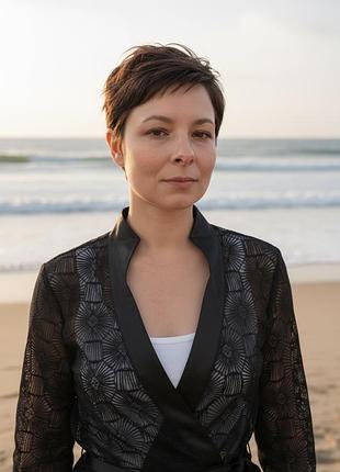 Чорна ажурна блуза на запах