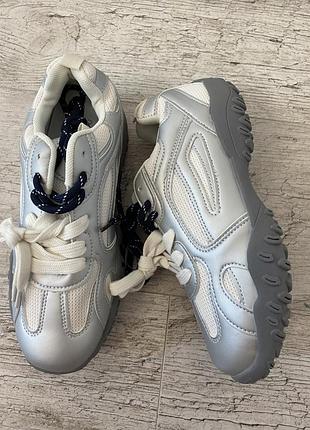 Новые классные кроссовки 38-38,5 р