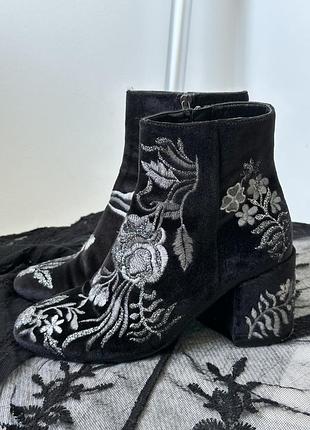 Готичні оксамитові черевики з вишивкою