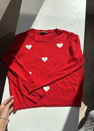 Яскравий червоний светрик із білими сердечками ❣️