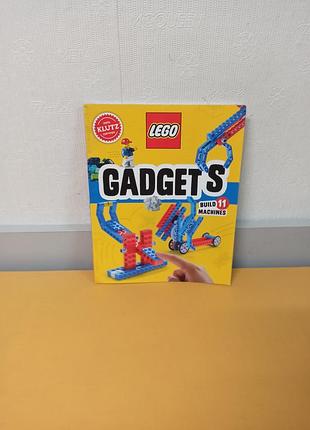 Книга lego gadgets от бренда klutz, который позволяет собрать 11 различных механизмов.