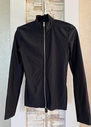 Чорний приталений лонгслів на змійці zara