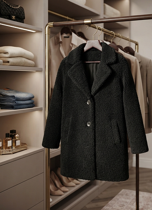 Короткая женская шуба-пальто «чебурашка» (teddy coat) от бренда f&amp;f в классическом черном цвете.