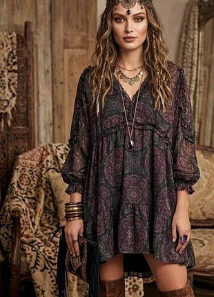 Сукня міні  бренду zara  з абстракцією .(верх може просвічувати)
заміри:пог-63 см,пот-52 см, довжина виробу -82 см, довжина рукава -55 см