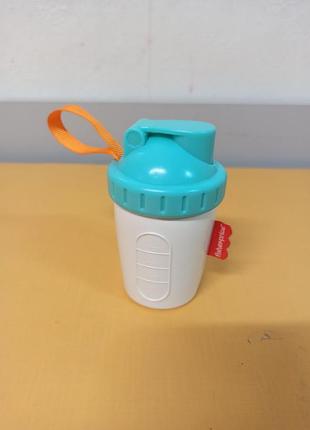 Іграшка брязкальце  fisher price.у формі шейкера для протеїнових коктейлів.