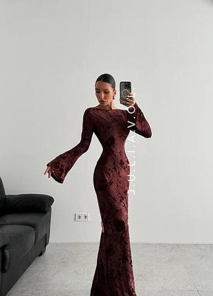 Сукня максі в квітковий принт з відкритою спиною plt prettylittlething