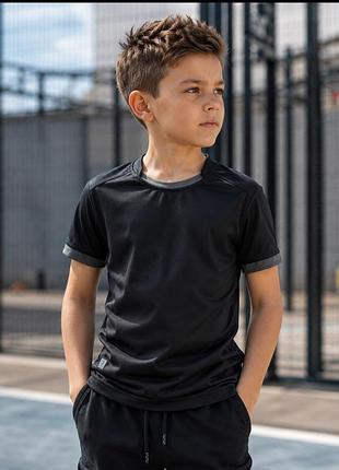 Черная спортивная футболка на мальчика 7-8 лет decathlon