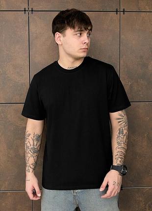 Однотонна футболка чорного кольору staff black