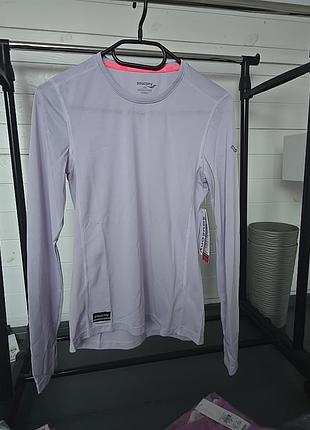 (лонгслив) saucony stopwatch long sleeve в нежно-сиреневом цвете