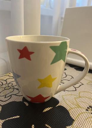Керамічна чашка cath kidston з візерунком у вигляді різнокольорових зірок.ця модель в об'ємі 0.5 л