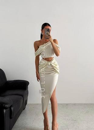 Сукня міді сатинова атласна з розрізом plt prettylittlething