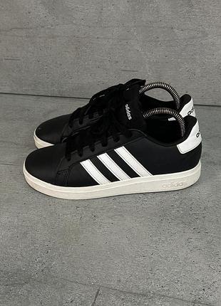 Оригінальні кросівки adidas