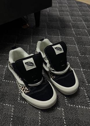 Кеди vans у стильному дизайні. кросівки для активного відпочинку та повсякденного використання. куплені на офіційному сайті, 39 розмір, зручні.