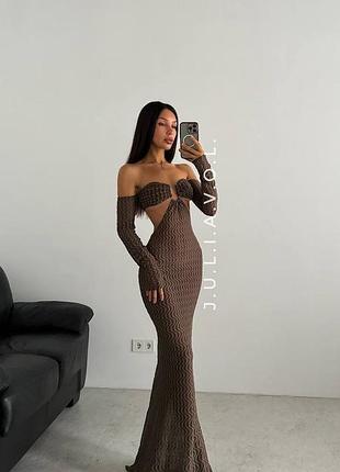 Сукня максі з відкритими плечима та вирізами на талії plt prettylittlething