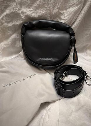 Черная сумка-кроссбоди charles &amp; keith | мягкая сумка через плечо