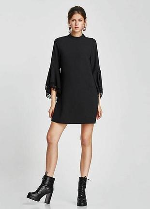 Чорна коротка сукня zara з розкльошеними рукавами і мереживом, р. s