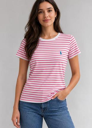 Женская футболка в полоску polo ralph lauren бело-розовая с синим логотипом имеет размер m