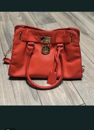 Сумка michael kors выполнена в ярко-красном цвете