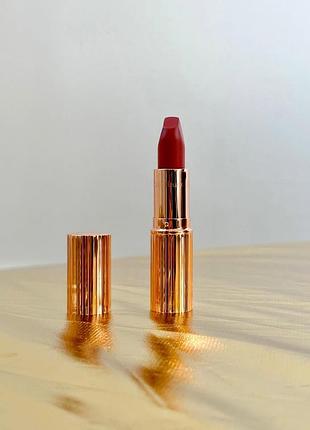 Повнорозмірна помада для губ charlotte tilbury matte revolution lipstick - walk of no shame