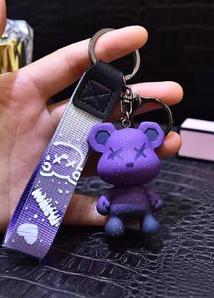Брелок на ключі ведмедик kaws streetwear сувенір для фанатів на сумку в подарунок другу фіолетовий