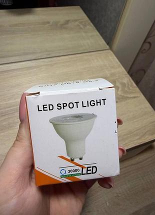 Світлодіодну (led) точкову лампу типової форми mr16