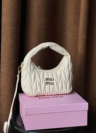 Сумка miu miu wonder matelasse leather hobo молочный