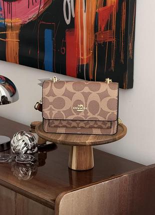 Сумка coach mini klare crossbody in signature canvas молочный шоколад