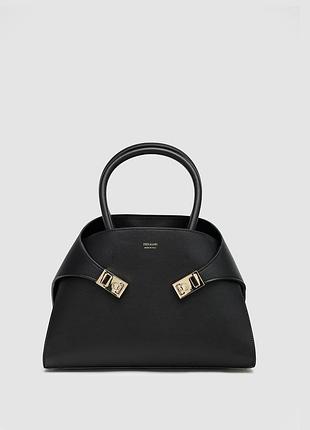 💎 ferragamo hug handbag m in black