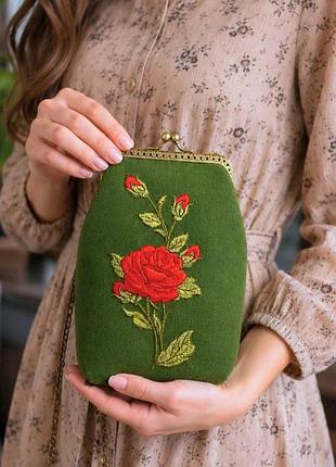 Чехол для телефона с вышивкой, длинная цепочка, плечевой ремень. вышивка роз. ручная работа.