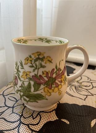 Чашка виготовлена з тонкої кістяної порцеляни брендом heritage.