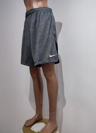 Сірі шорти nike dri-fitacademy l-2xl з чорними сітчастими вставками з боків для вентиляції.