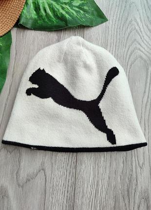Двостороння чорна шапка-біні puma ess big cat виконана з м'якого трикотажу і має великий білий логотип