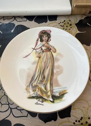 Тарілка з високоякісної кістяної порцеляни (fine bone china) компанією crown staffordshire має зображення картини «пінкі» художника томаса лоуренса
