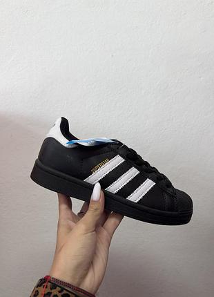 Adidas superstar плями фарби