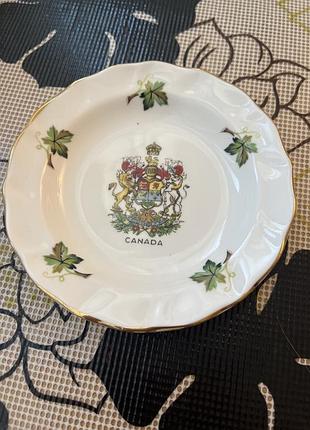 Вінтажна сувенірна тарілка з англійської кістяної порцеляни duchess  із зображенням герба канади в центрі та декором із кленового листя.