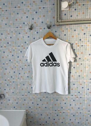 Футболка adidas.