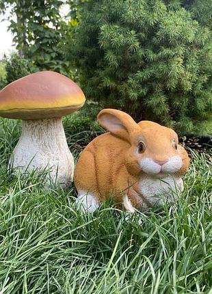 Комплект садових фігур з полістоуну: заєць русий (24×16×16 см) та гриб боровик (23×14×14 см), садово-паркові фігури